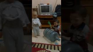 Abang main gendang galon