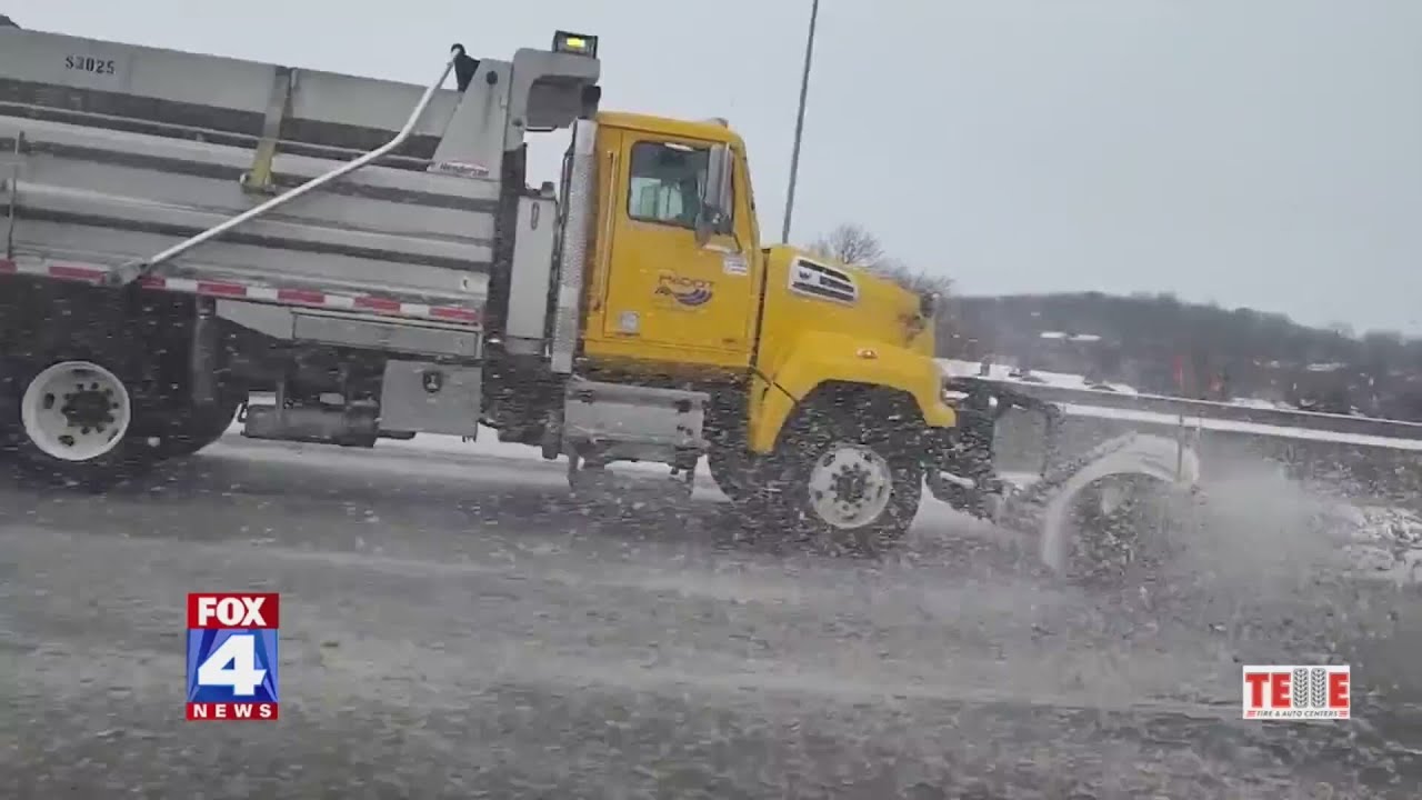 Kansas City area crews working to clear snow off roadways - YouTube