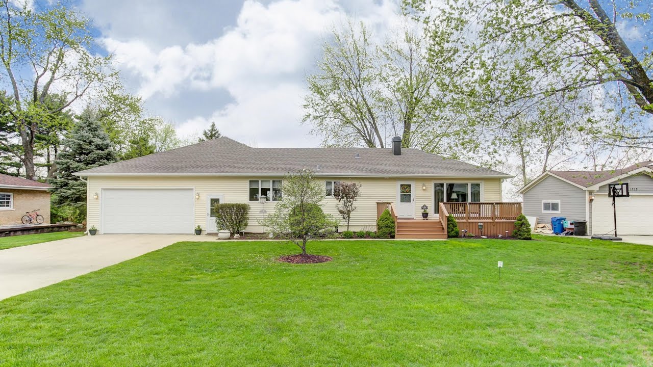 1305 S Wayside Dr, Villa Park, IL 60181