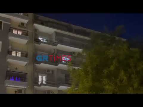 Θεσσαλονίκη: Απειλεί να πέσει από τον 6ο όροφο πολυκατοικίας -  GRTimes.gr