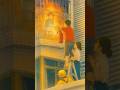 近所の人々が火事でバルコニーに取り残された少年を救出した🔥🧒👏