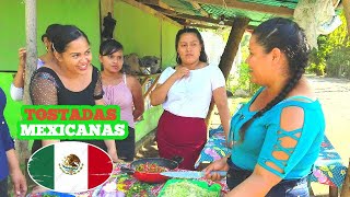 Las Chicas Preparando Tostadas Mexicanas - Los Hombres También Cocinan