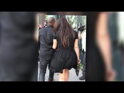 Vidéo: Kim Kardashian En Robe Transparente