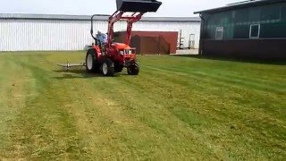 Branson Traktor F36RN mit Rasenstriegel