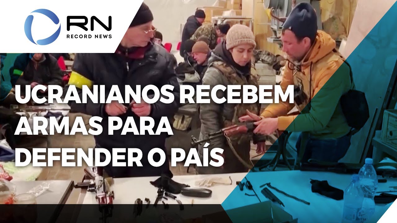 População começa a receber armas para defender a Ucrânia