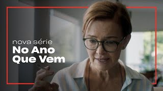 Ana (Júlia Lemmertz) lê mensagens com seu amante na série 