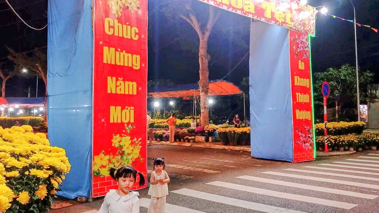 Lần đầu tiên nghé đi ngắm chợ hoa Tết ban đêm🌼🌸🐎vui cùng nghé 9🤣💖✅