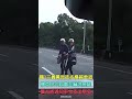 國1三義驚見徒步橫越車道　機車停路肩畫面嚇壞駕駛　警方將通知車主依法舉發【冬星新聞】