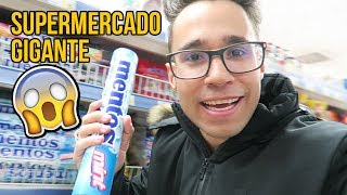 Visitando un SUPERMERCADO con COSAS GIGANTES