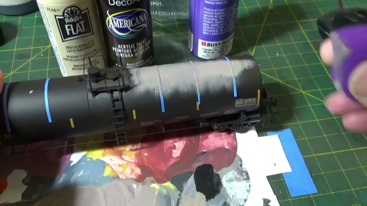 **Снимаем грунтовку с модели танка!**