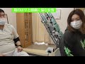 肩のはりと頭痛に悩む女性