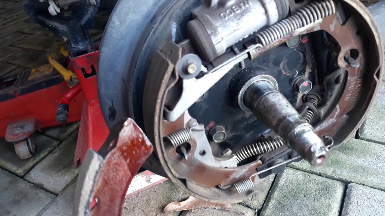Ganti kampas rem belakang - YouTube