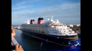 Лайнер Disney Cruise музыкально приветствует другой корабль