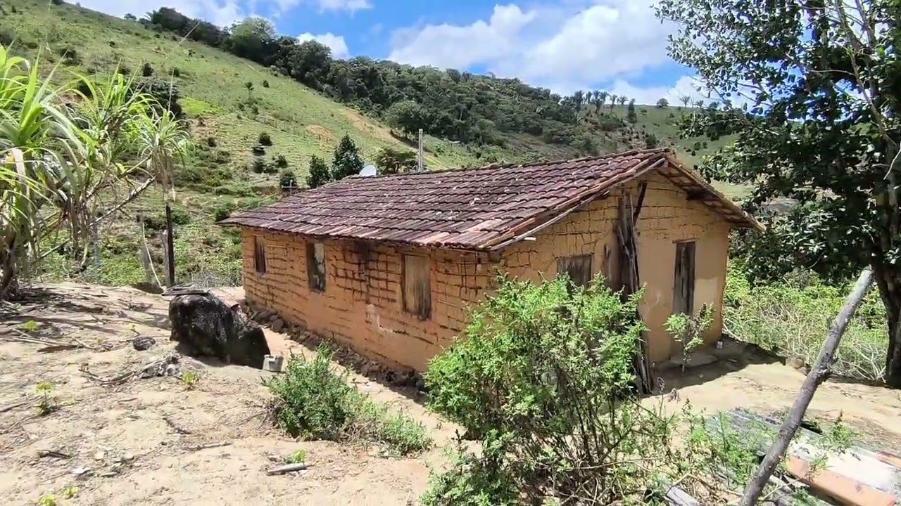 ELE MORA NESSE PARAÍSO SOZINHO, TEM UMA CACHOEIRA NOS FUNDOS DO QUINTAL 