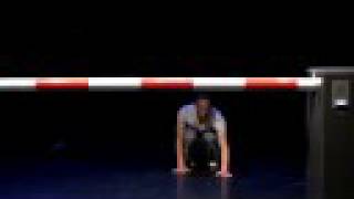 Over Twee Mannen En Een Slagboom Wachtende Mannetjes