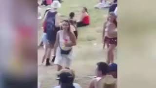 Müzik festivalinde taciz eden adamı pişman ettiler..Memesini sıkarak taciz eden adamı..