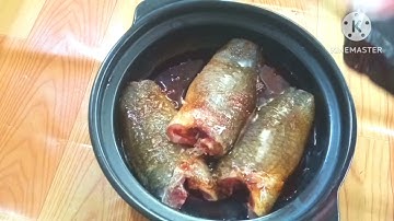 Bữa cơm đạm bạc cùng với canh chua và cá kho tiêu.