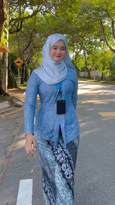 awek baju kebaya biru