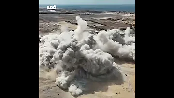 لحظة تفجير الاحتلال مسجد العطار في مدينة رفح جنوب قطاع غزة 