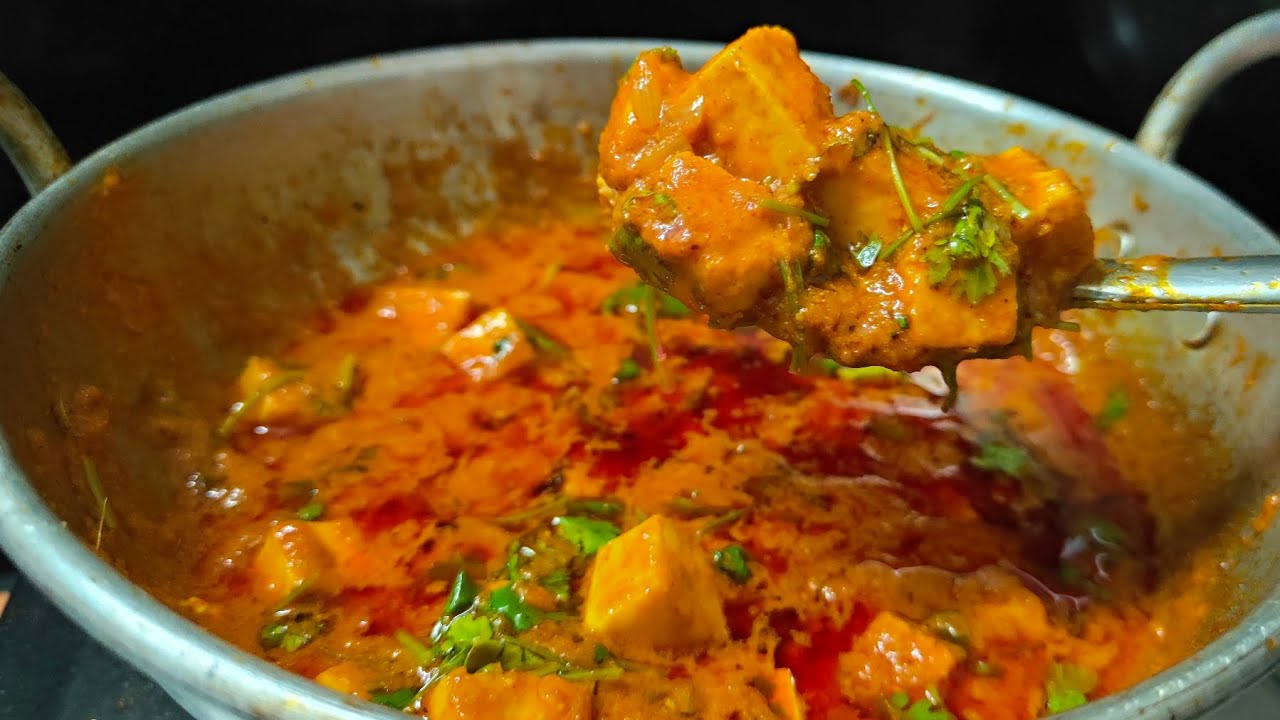 డాబా స్టైల్ పన్నీర్ మసాలా కర్రీ... రోటి పుల్కా నాన్ లోకి సూపర్ గా ఉంటుంది. 