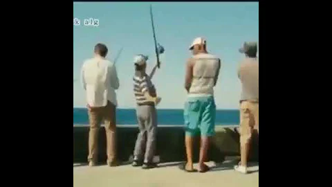 صيد سمك بطريقة مضحكة هههههههه 