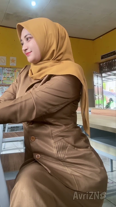 Buk Guru PNS Cantik duduk santai di dalam kelas