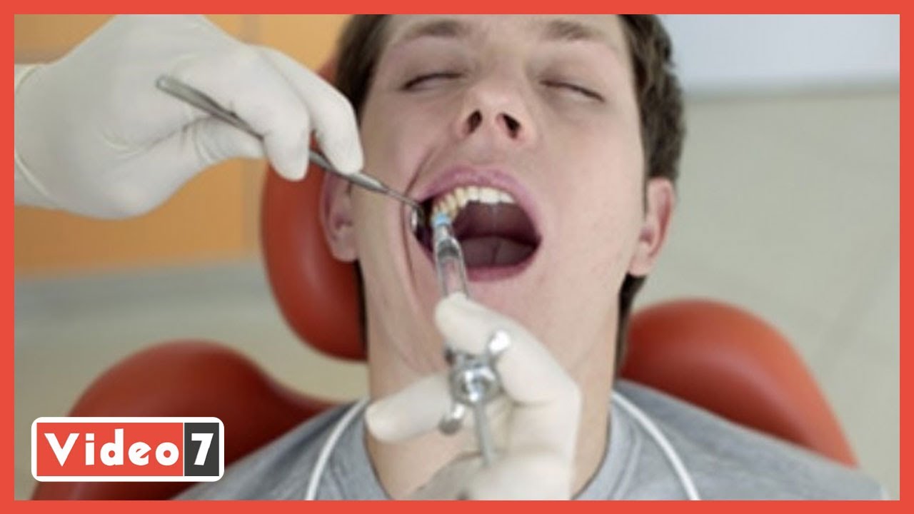 После лечения заболел зуб. Зуб болит перевязана щека. Стоматолог делает укол. Опухла щека от зуба фото. Болит зуб после удаления.