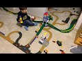 yusuf arkadaşının oyuncaklarını keşfediyor tren yolu, legolar, hotwheels, hulk, batman çıkıyor