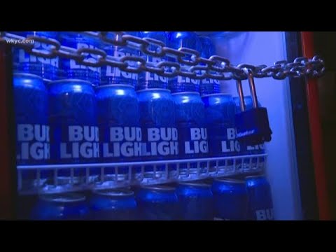 Videó: A Cleveland Browns Végül Megnyerte és Megnyílt A Bud Light 'Victory Fridges