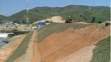 Quais são os componentes de uma barragem de terra?