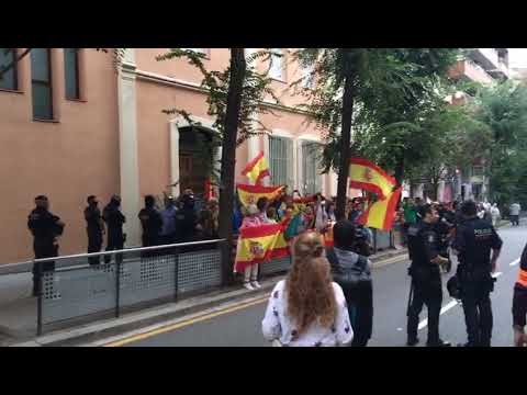 el nacional periodico Els CDR xiulen l'himne d'Espanya d'una concentració espanyolista a Gràcia