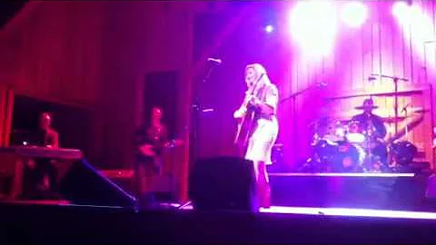 Shelia Gibbs singing walking shoes