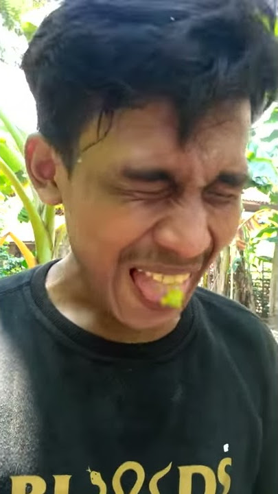 Ekspresi lucu, ketika makan belimbing wulu yang asem
