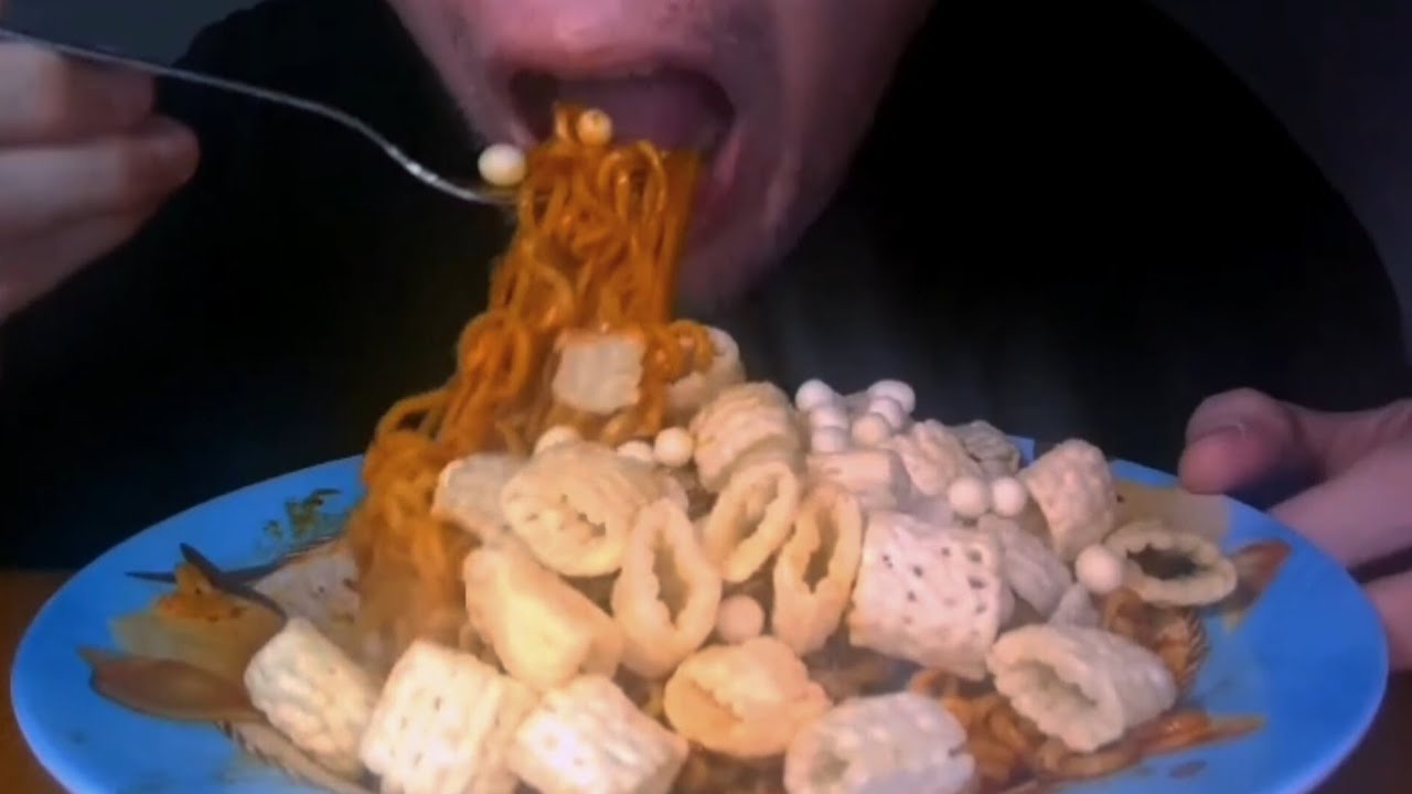 Makan Indomie Goreng Aceh dengan Taro dan Tic Tic