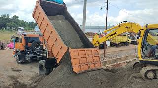 Truk Jungkit, Mobil Truk Besar Bongkar Muatan Pasir Full Bak Menggunung