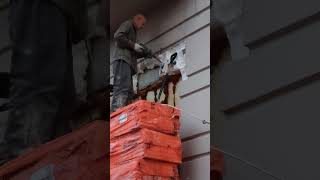 Долгий демонтаж фрагмента фасада дома. В этом месте будем резать железобетонную перемычку над дверью