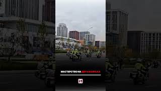 Мотоциклетное подразделение полиции Китая проводит учения, показывая мастерство и точность манёвров.