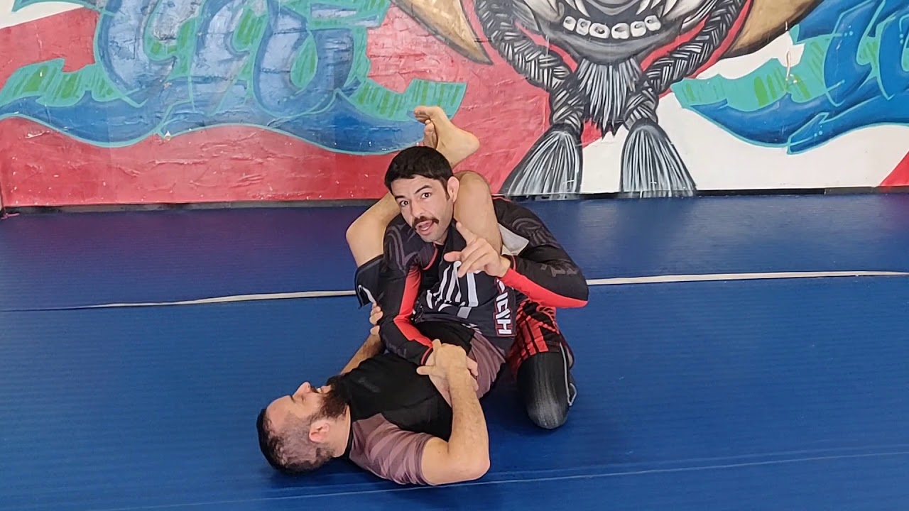 The BEST triangle choke defense. En Espanol. YouTube