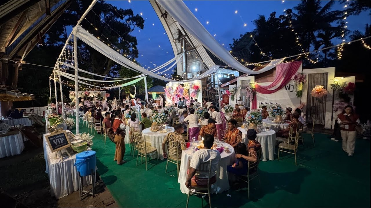 Acara Lamaran Nona Genie dengan Wiwin di Tongkonan Sareawan Bungin. Makale Utara