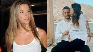 Όλοι «καρφώθηκαν» στα πόδια της: Η Εριέττα Κούρκουλου με ροζ μίνι φόρεμα αξίας χιλιάδων εupo δίπλα