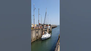 ??? Vlissingen Netherlands ???? Sluicebox @TravelwithHugoF  #boatlock #sluicebox #sluice #sluis