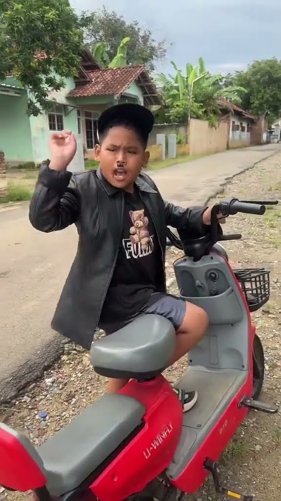 Vidio kocak dan gokil @nyaikembang1nyaikembang1 /sebenernya siapa yg hantu ya?