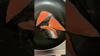 Grilled salmon.  焼鮭。