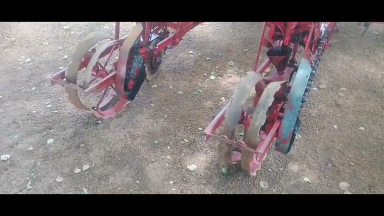 Plantadeira Baldan modelo antigo disco de cimento em pé 