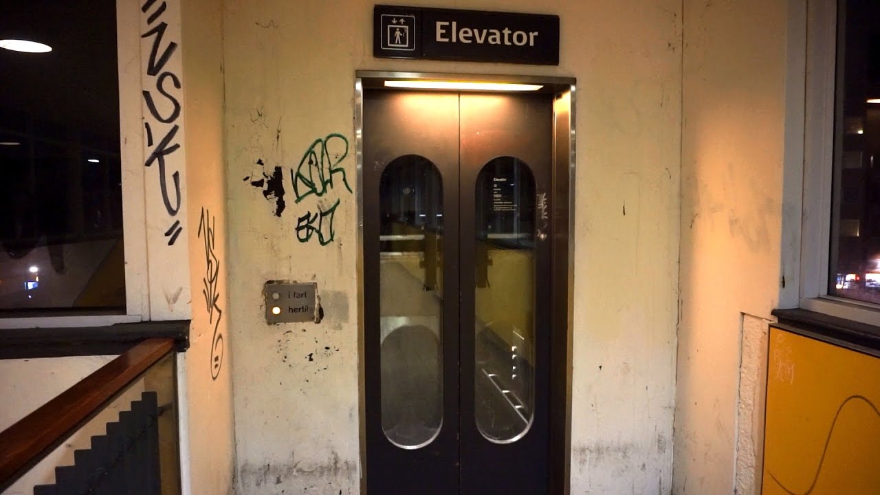 ALARM TEST! 1989 Siemens hydraulic elevator @ Peter Bangs Vej station, Copenhagen, Denmark