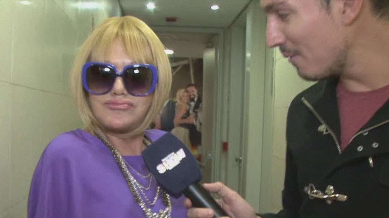 Moria se rió de ella pero Solita, muy alegre, la imitó