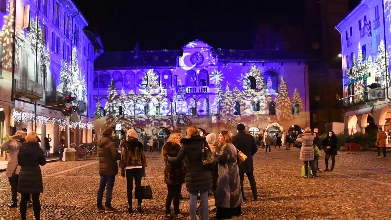 Pavia, il ponte e la piazza illuminati a festa