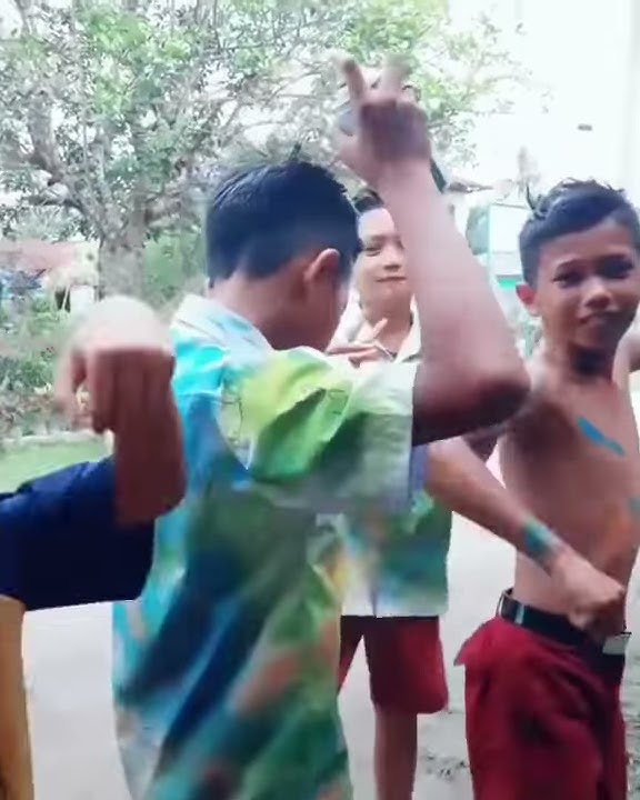 Lulusan SD (sekolah dasar)  coret coret baju. Anak kekinian TIKTOK