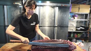 How a Beautiful Lady Chef Cut a 600 Pound Bluefin Tuna - Super Fresh Sashimi