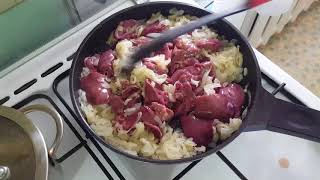 Печень куриная тушеная в луке. Печень куриная тушеная в луке.